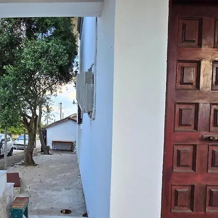 Family-friendly In A With 4k Netflix And Fast Internet, 30 Mins Away From Thessaloniki Lägenhet
