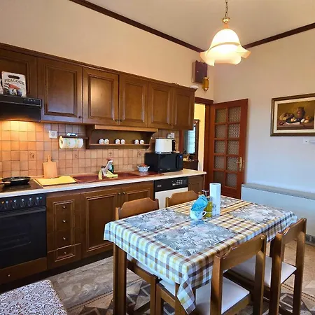 Family-friendly In A With 4k Netflix And Fast Internet, 30 Mins Away From Thessaloniki Lägenhet Gefyra