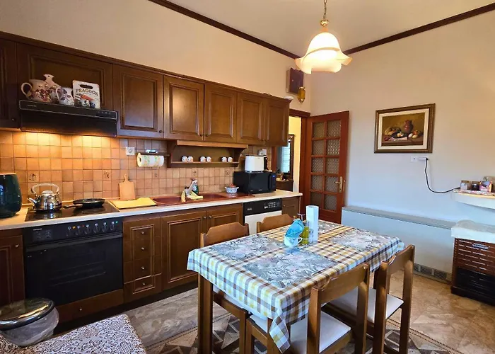 Family-friendly In A With 4k Netflix And Fast Internet, 30 Mins Away From Thessaloniki Apartament Gefyra